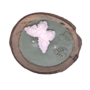 Kokos schaaltje met groene kaars en een wit vlindertje